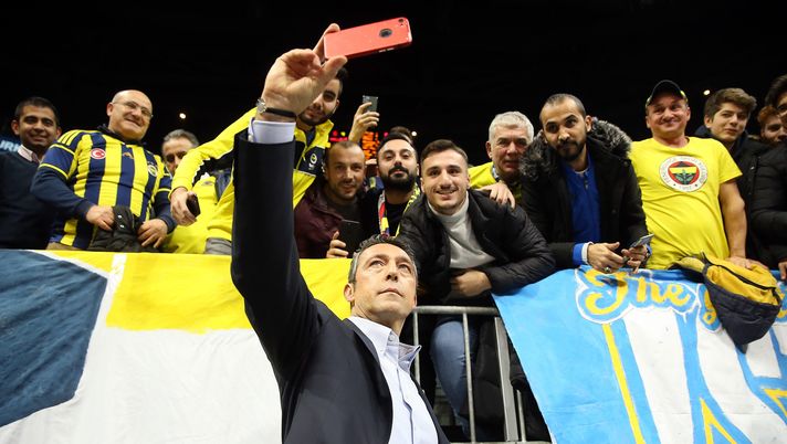 ISTANBUL, TURKEY - JANUARY 14: Ali Koc, president of Fenerbahce Beko makes selfie with supporters during the 2019/2020 Turkish Airlines EuroLeague Regular Season Round 19 match between Fenerbahce Beko Istanbul and LDLC Asvel Villeurbane at Ulker Sports Arena on January 14, 2020 in Istanbul, Turkey. (Photo by Tolga Adanali/Euroleague Basketball via Getty Images) Derby di Istanbul, se il Fenerbahce perde il derby sarà il caos: dal presidente in giù - immagine 1