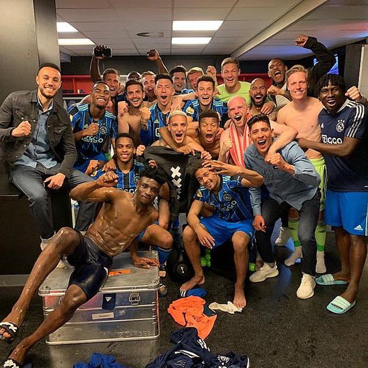 La festa post Klassieker dell'Ajax vittorioso sul campo del Feyenoord La festa post Klassieker dell'Ajax vittorioso sul campo del Feyenoord