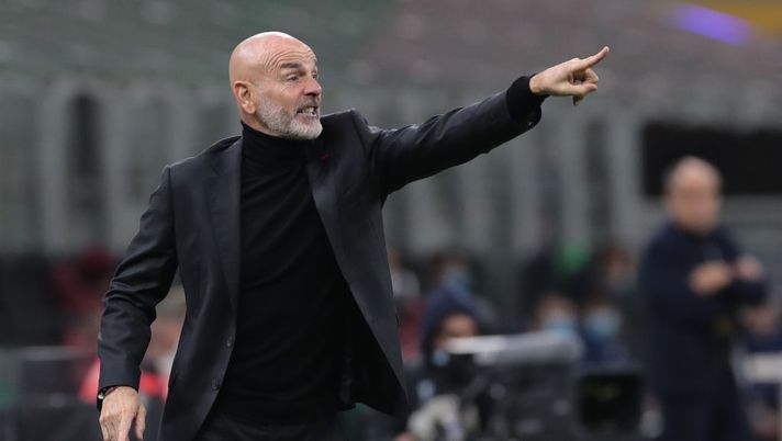 MILAN, ITALY - OCTOBER 29: AC Milan coach Stefano Pioli issues instructions to his players during the UEFA Europa League Group H stage match between AC Milan and AC Sparta Praha at San Siro Stadium on October 29, 2020 in Milan, Italy. (Photo by Emilio Andreoli/Getty Images) MILAN, ITALY - OCTOBER 29: AC Milan coach Stefano Pioli issues instructions to his players during the UEFA Europa League Group H stage match between AC Milan and AC Sparta Praha at San Siro Stadium on October 29, 2020 in Milan, Italy. (Photo by Emilio Andreoli/Getty Images)