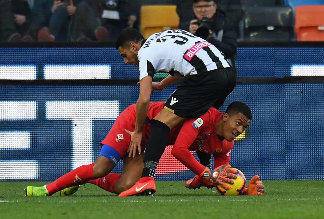  UDINE, ITALY - FEBRUARY 03: Alaban Marc Lafont of ACF Fiorentina competes for the ball with Rolando Mandragora of Udinese Calcio during the Serie A match between Udinese and ACF Fiorentina at Stadio Friuli on February 3, 2019 in Udine, Italy.  (Photo by Alessandro Sabattini/Getty Images) 