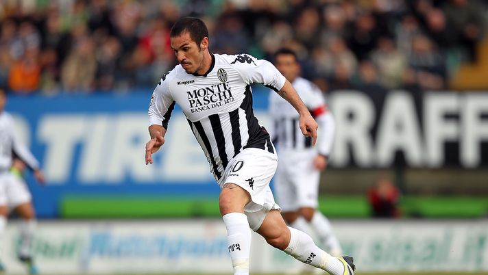 SIENA, ITALY - JANUARY 22: Gaetano D'Agostino of AC Siena in action during the Serie A match between AC Siena and SSC Napoli at Artemio Franchi - Mps Arena Stadium on January 22, 2012 in Siena, Italy. (Photo by Gabriele Maltinti/Getty Images) SIENA, ITALY - JANUARY 22: Gaetano D'Agostino of AC Siena in action during the Serie A match between AC Siena and SSC Napoli at Artemio Franchi - Mps Arena Stadium on January 22, 2012 in Siena, Italy. (Photo by Gabriele Maltinti/Getty Images)