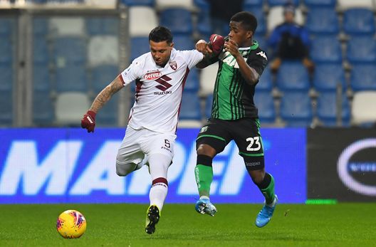  REGGIO NELL'EMILIA, ITALY - JANUARY 18: Armando Izzo of Torino FC competes for the ball with Hamed Junior Traore of US Sassuolo during the Serie A match between US Sassuolo and Torino FC at Mapei Stadium - Città  del Tricolore on January 18, 2020 in Reggio nell'Emilia, Italy (Photo by Alessandro Sabattini/Getty Images) 