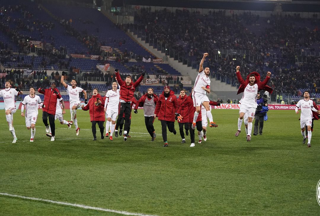  I giocatori del Milan vanno sotto i propri tifosi dopo la vittoria sulla Roma (credits: acmilan.com) 