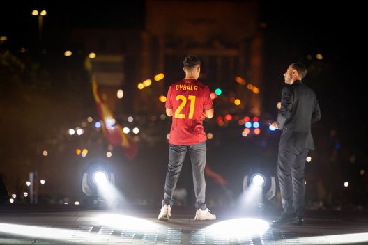 Getty Images Bernardeschi: “Bellissimo vedere Dybala mentre guardava i tifosi della Roma”- immagine 2