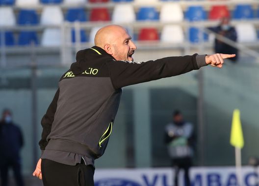 CROTONE, ITALY - DECEMBER 12: Head coach of Spezia Vincenzo Italiano gestures during the Serie A match between FC Crotone and Spezia Calcio at Stadio Comunale Ezio Scida on December 12, 2020 in Crotone, Italy. (Photo by Maurizio Lagana/Getty Images) CROTONE, ITALY - DECEMBER 12: Head coach of Spezia Vincenzo Italiano gestures during the Serie A match between FC Crotone and Spezia Calcio at Stadio Comunale Ezio Scida on December 12, 2020 in Crotone, Italy. (Photo by Maurizio Lagana/Getty Images)