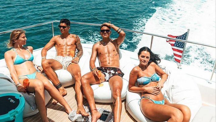 Dybala e Correa si godono Miami con le loro fidanzate  Dybala e Correa si godono Miami con le loro fidanzate - immagine 1