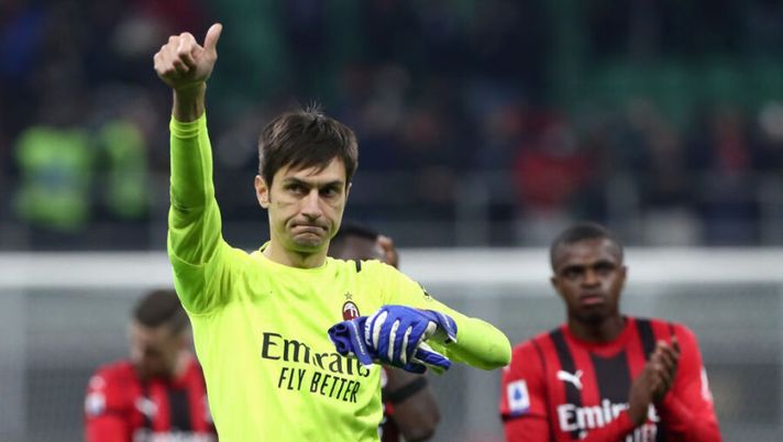 MILAN, ITALY - NOVEMBER 07: Ciprian Tatarusanu of AC Milan acknowledges the fans following the Serie A match between AC Milan and FC Internazionale at Stadio Giuseppe Meazza on November 07, 2021 in Milan, Italy. (Photo by Marco Luzzani/Getty Images) Nuovi casi di Covid: sono positivi due secondi portieri, anche Tatarusanu - immagine 1