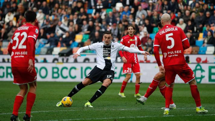 UDINE, ITALY - FEBRUARY 03: Lorenzo Lucca of Udinese takes a shot at goal during the Serie A TIM match between Udinese Calcio and AC Monza - Serie A TIM at Bluenergy Stadium on February 03, 2024 in Udine, Italy. (Photo by Timothy Rogers/Getty Images) Notizie Udinese / Parla bomber Lucca: “Voglio essere all’Europeo…” - immagine 1