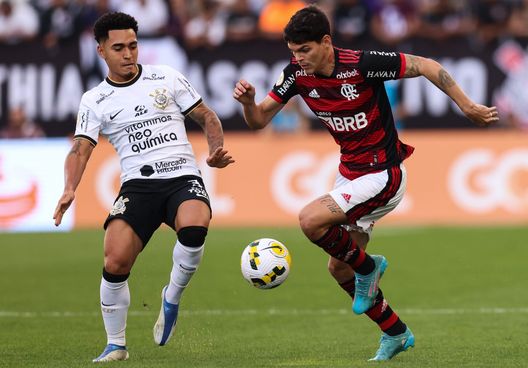 SAO PAULO, BRAZIL - JULY 10: Du Queiroz of Corinthians and Ayrton Lucas of Flamengo fight for the ball during a match between Corinthians and Flamengo as part of Brasileirao Series A 2022 at Neo Quimica Arena on July 10, 2022 in Sao Paulo, Brazil. (Photo by Alexandre Schneider/Getty Images) Fasce “verdeoro”? Burdisso monitora un altro terzino brasiliano- immagine 2