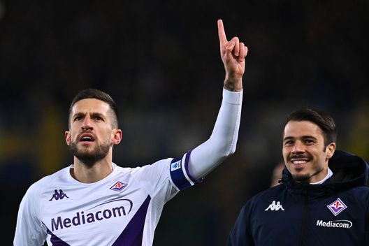 VERONA, ITALY - FEBRUARY 27: Cristiano Biraghi of ACF Fiorentina celebrates after scoring the team's third goal during the Serie A match between Hellas Verona and ACF Fiorentina at Stadio Marcantonio Bentegodi on February 27, 2023 in Verona, Italy. (Photo by Alessandro Sabattini/Getty Images) Il rigore e il coro: quando Biraghi salvò la Fiorentina e Vlahovic- immagine 2