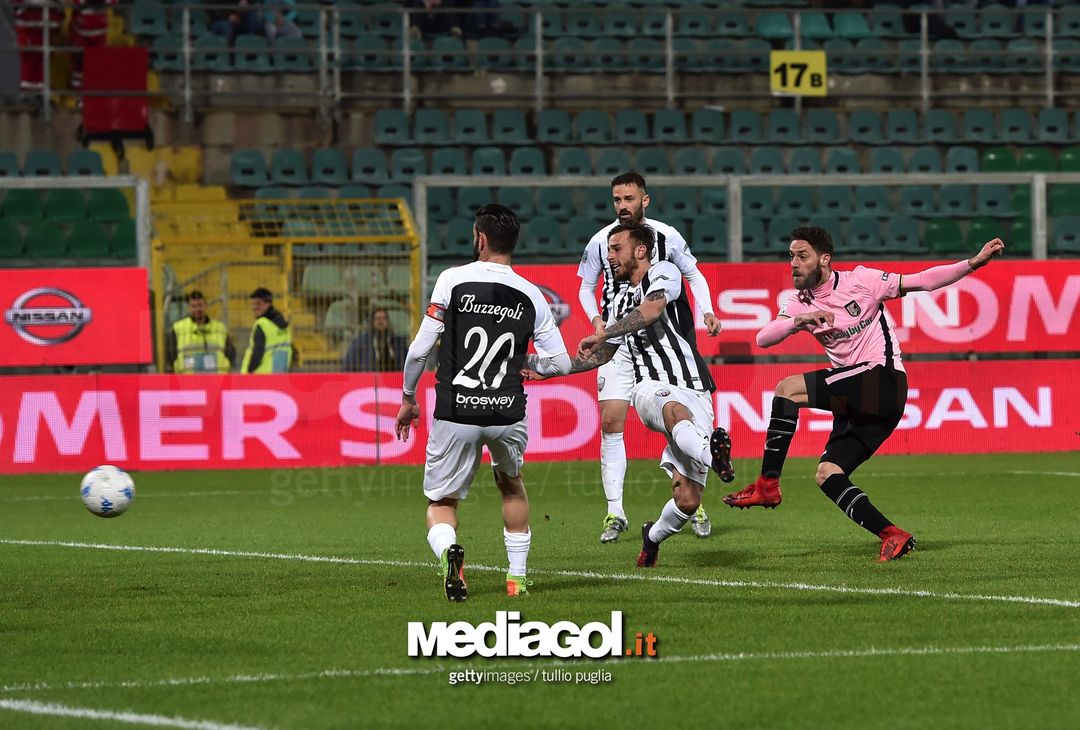  PALERMO, ITALY - FEBRUARY 27:  Andrea Rispoli of Palermo scores his team's third goal during the Serie B match between US Citta di Palermo and Ascoli Picchio on February 27, 2018 in Palermo, Italy.  (Photo by Tullio M. Puglia/Getty Images) 