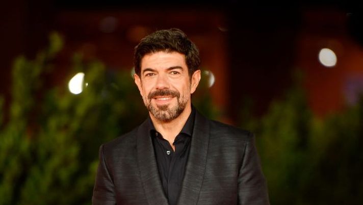 ROME, ITALY - OCTOBER 17: Pierfrancesco Favino attends the red carpet of the movie "Promises" during the 16th Rome Film Fest 2021 on October 17, 2021 in Rome, Italy. (Photo by Antonio Masiello/Getty Images for RFF) Favino: “La curva a 12 anni e il mal di derby. Mourinho va aspettato” - immagine 1
