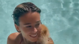 VIDEO / Diletta, ultimo bagno in Sicilia con un compagno speciale. Fisico super