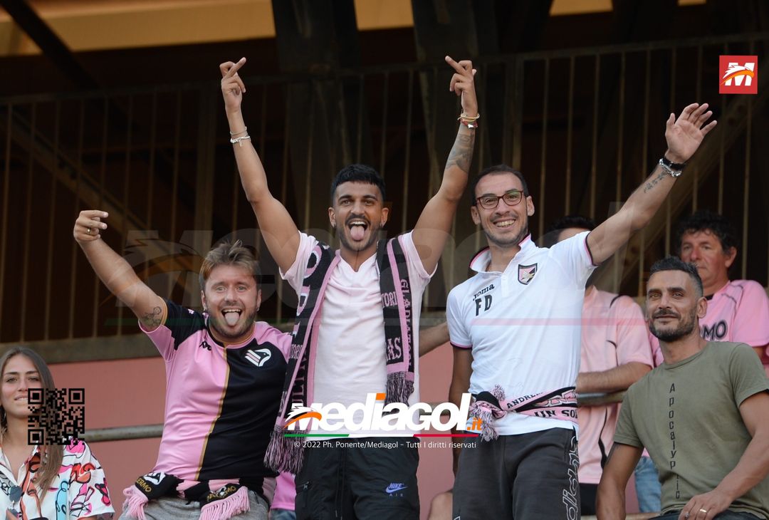 Fototifo, facce da Serie B. I tifosi allo stadio per Palermo-Padova 1-0 - immagine 91