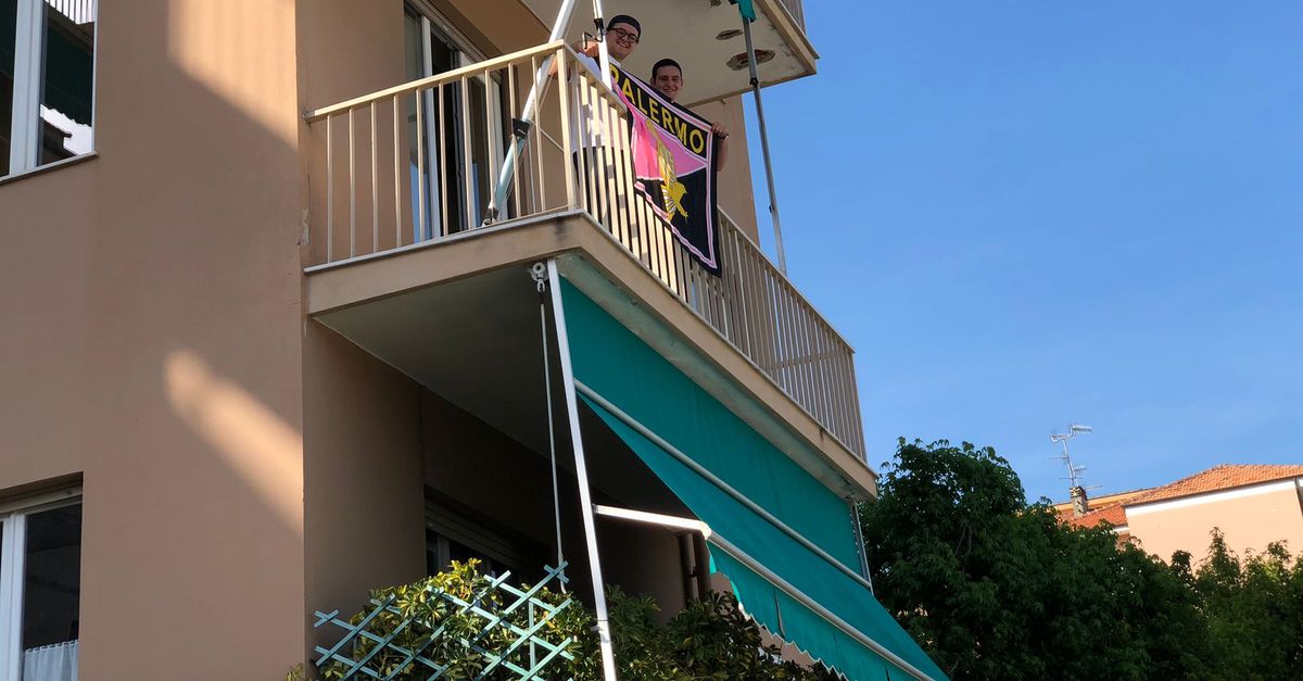 FOTO, Virtus Entella Palermo: spunta bandiera rosanero su un balcone a Chiavari…