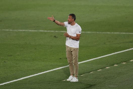 MADRID, SPAIN - SEPTEMBER 06: Manager Luis Enrique of Spain gives instructions during the UEFA Nations League group stage match between Spain and Ukraine at Estadio Alfredo Di Stefano on September 06, 2020 in Madrid, Spain. (Photo by Gonzalo Arroyo Moreno/Getty Images) Luis Enrique: “Felice, calmo e ottimista, anche se avrei preferito Georgia – Svezia in contemporanea…”- immagine 2