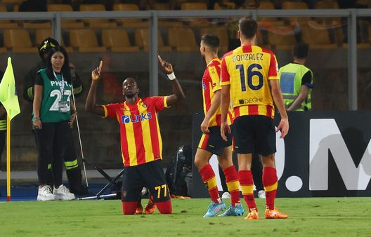 LECCE, ITALY - AUGUST 13: Hassan Ceesay of Lecce celebrates after scoring his team's equalizing goal during the Serie A match between US Lecce and FC Internazionale at Stadio Via del Mare on August 13, 2022 in Lecce, Italy. (Photo by Maurizio Lagana/Getty Images) Consigli Fantacalcio, 5 attaccanti per la sesta giornata: Simeone vuole il bis in Serie A, riscatto Jovic- immagine 5