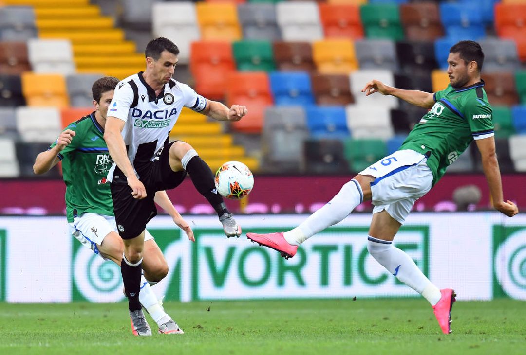  UDINE, ITALY - JUNE 28: Kevin Lasagna of Udinese Calcio competes for the ball with Josè Palomino of Atalanta BC during the Serie A match between Udinese Calcio and Atalanta BC at Stadio Friuli on June 28, 2020 in Udine, Italy.  (Photo by Alessandro Sabattini/Getty Images) 