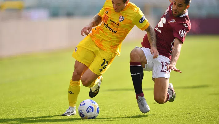 TURIN, ITALY - OCTOBER 18:  Ricardo Rodriguez (R) of Torino FC tackles Nahitan Nandez of Cagliari Calcio during the Serie A match between Torino FC and Cagliari Calcio at Stadio Olimpico di Torino on October 18, 2020 in Turin, Italy.  (Photo by Valerio Pennicino/Getty Images)