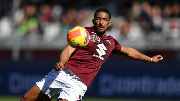 TURIN, ITALY - FEBRUARY 27:  Gleison Bremer of Torino FC kicks the ball during the Serie A match between Torino FC and Cagliari Calcio at Stadio Olimpico di Torino on February 27, 2022 in Turin, Italy.  (Photo by Valerio Pennicino/Getty Images)  Torino, infortunio per Rodriguez. Prime sensazioni positive per lo stop di Bremer - immagine 1