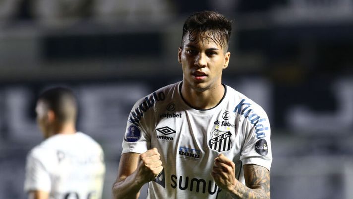 SANTOS, BRAZIL - JULY 15: Kaio Jorge of Santos celebrates after scoring the first goal of his team during a round of sixteen match between Santos and Independiente as part of Copa CONMEBOL Sudamericana 2021 at Urbano Caldeira Stadium (Vila Belmiro) on July 15, 2021 in Santos, Brazil. (Photo by Carla Carniel-Pool/Getty Images) FLASH – Kaio Jorge alla Juve! La Gazzetta: “Accordo con il Santos: arriva in settimana, le cifre” - immagine 1