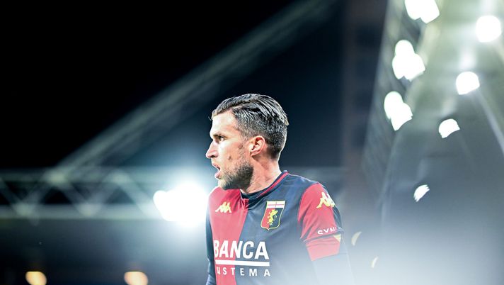 GENOA, ITALY - MARCH 13: Kevin Strootman of Genoa looks on during the Serie A match between Genoa CFC and Udinese Calcio at Stadio Luigi Ferraris on March 13, 2021 in Genoa, Italy. (Photo by Paolo Rattini/Getty Images) 
