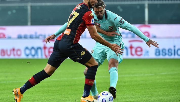 GENOA, ITALY - NOVEMBER 04: Marko Pjaca of Genoa CFC opposes to Lyanco of Torino FC during the Serie A match between Genoa CFC and Torino FC at Stadio Luigi Ferraris on November 4, 2020 in Genoa, Italy. (Photo by Paolo Rattini/Getty Images) 