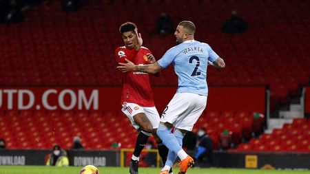 MANCHESTER, ENGLAND - DECEMBER 12: Marcus Rashford of Manchester United goes down in the penalty area after a challenge by Kyle Walker of Manchester City but the decision is overturned by VAR during the Premier League match between Manchester United and Manchester City at Old Trafford on December 12, 2020 in Manchester, England. The match will be played without fans, behind closed doors as a Covid-19 precaution. (Photo by Phil Noble - Pool/Getty Images) Il derby di Manchester