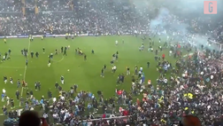 VIDEO Udinese-Napoli, scontri in campo: ultras friulani con cinghie e bastoni