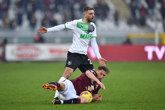TURIN, ITALY - JANUARY 23: Mergim Vojvoda of Torino FC is tackled by Domenico Berardi of US Sassuolo during the Serie A match between Torino FC and US Sassuolo at Stadio Olimpico di Torino on January 23, 2022 in Turin, Italy. (Photo by Valerio Pennicino/Getty Images) Torino-Sassuolo, al “Grande Torino” i precedenti sorridono ai granata- immagine 2