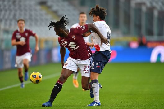  TURIN, ITALY - NOVEMBER 08: Soualiho Meite (L) of Torino FC is challenged by Luca Cigarini of FC Crotone during the Serie A match between Torino FC and FC Crotone at Stadio Olimpico di Torino on November 8, 2020 in Turin, Italy. (Photo by Valerio Pennicino/Getty Images) 