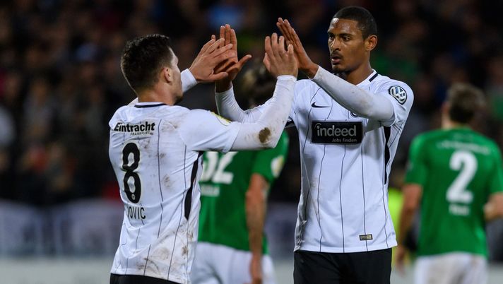 SCHWEINFURT, GERMANY - OCTOBER 24: Sebastian Haller of Eintracht Frankfurt celebrates the second goal for his team with Luka Jovic of Eintracht Frankfurt during the DFB Cup match between 1. FC Schweinfurt 1905 and Eintracht Frankfurt at Willy-Sachs-Stadion on October 24, 2017 in Schweinfurt, Germany. (Photo by Alexander Scheuber/Bongarts/Getty Images) FOTO – Jovic ad Haller: “Non mollare, fratello” - immagine 1