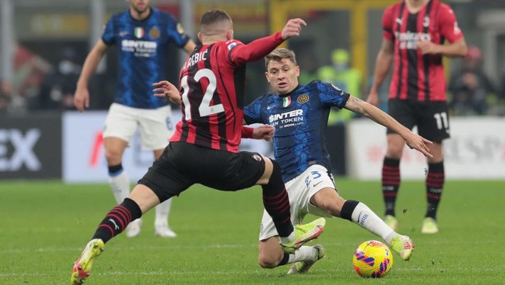 MILAN, ITALY - NOVEMBER 07: Nicolò Barella of FC Internazionale battles for the ball with Ante Rebic of AC Milan om during the Serie A match between AC Milan and FC Internazionale at Stadio Giuseppe Meazza on November 07, 2021 in Milan, Italy. (Photo by Emilio Andreoli - Inter/Inter via Getty Images) Spettacolo ed emozioni, ma il derby di Milano finisce in parità - immagine 1