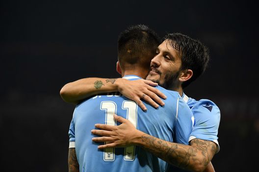 Luis Alberto e Correa si abbracciano dopo il gol dell'1-2 contro il Milan che ha sfatato il tabù di San Siro a tinte rossonere per la Lazio Luis Alberto e Correa si abbracciano dopo il gol dell'1-2 contro il Milan che ha sfatato il tabù di San Siro a tinte rossonere per la Lazio