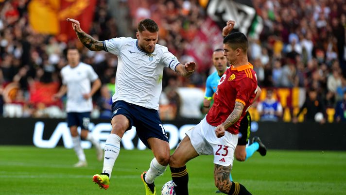 ROME, ITALY - APRIL 06: Ciro Immobile of SS Lazio competes for the ball with Gianluca Mancini of AS Roma during the Serie A TIM match between AS Roma and SS Lazio - Serie A TIM at Stadio Olimpico on April 06, 2024 in Rome, Italy. (Photo by Marco Rosi - SS Lazio/Getty Images) Immobile: “C’è modo e modo di esultare. Alcuni lo fanno con stile, altri meno” - immagine 1
