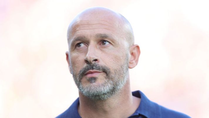 FLORENCE, ITALY - AUGUST 14: Vincenzo Italiano manager of ACF Fiorentina looks on during the Serie A match between ACF Fiorentina and US Cremonese at Stadio Artemio Franchi on August 14, 2022 in Florence, Italy. (Photo by Gabriele Maltinti/Getty Images) Italiano: “Come sta Gonzalez! Jovic alla Vlahovic, Duncan out, Zurkowski e Sottil…” - immagine 1