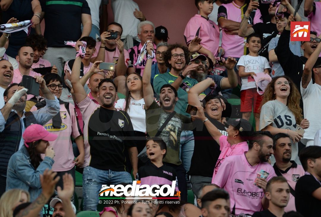 Fototifo, i tifosi allo stadio per Palermo-Feralpisaló 1-0 (gallery) - immagine 181
