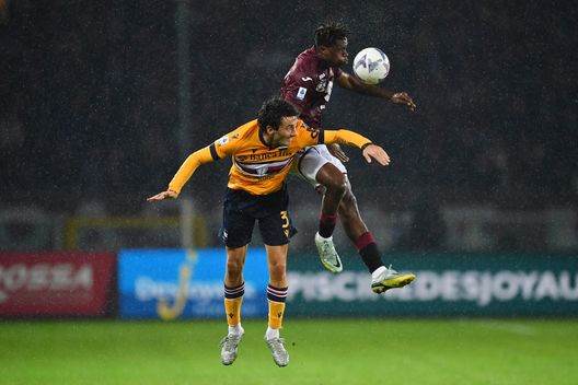 TURIN, ITALY - NOVEMBER 09: Wilfried Singo of Torino FC and Tommaso Augello of UC Sampdoria compete for a header during the Serie A match between Torino FC and UC Sampdoria at Stadio Olimpico di Torino on November 09, 2022 in Turin, Italy. (Photo by Valerio Pennicino/Getty Images) Falso nove che funziona e pochi cambi: Juric batte uno Stankovic inerme- immagine 2