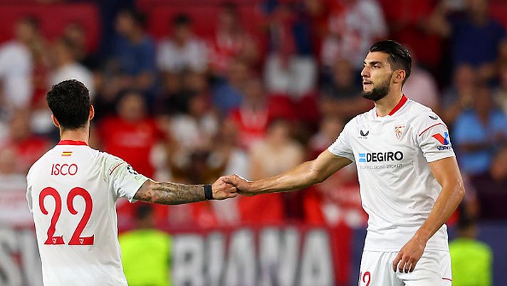 SEVILLE, SPAIN - OCTOBER 25: Isco celebrates with Rafa Mir of Sevilla FC after scoring their team's second goal during the UEFA Champions League group G match between Sevilla FC and FC Copenhagen at Estadio Ramon Sanchez Pizjuan on October 25, 2022 in Seville, Spain. (Photo by Fran Santiago/Getty Images) Quel che si temeva: Isco salta il derby Betis-Siviglia per squalifica - immagine 1