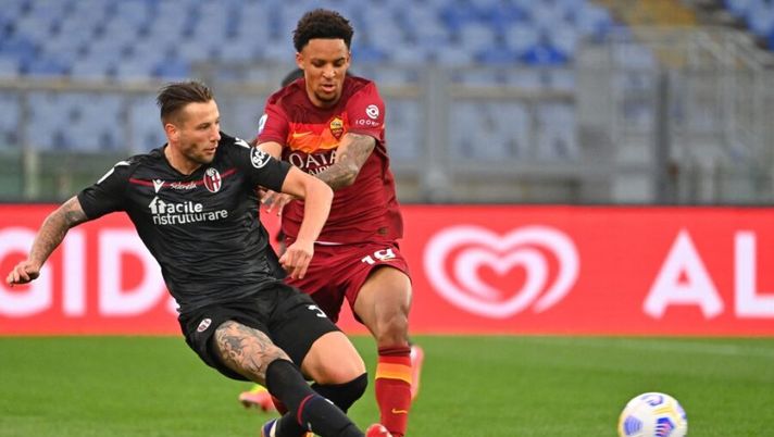 Bologna's Dutch defender Mitchell Dijks (L) passes the ball under pressure from Roma's US defender Bryan Reynolds during the Italian Serie A football match AS Rome vs Bologna on April 11, 2021 at the Olympic stadium in Rome. (Photo by ANDREAS SOLARO / AFP) (Photo by ANDREAS SOLARO/AFP via Getty Images) Da evitare! Ecco gli sconsigliati per la 34a giornata al fantacalcio: non puntateci - immagine 1