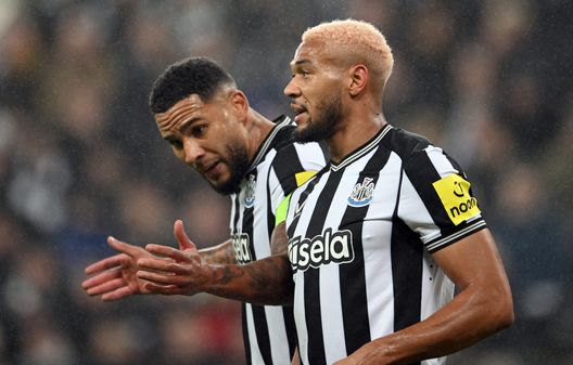 NEWCASTLE UPON TYNE, ENGLAND - OCTOBER 25: Newcastle United player Joelinton with a new hair colour and captain Jamaal Lascelles discuss during the UEFA Champions League match between Newcastle United FC and Borussia Dortmund at St. James Park on October 25, 2023 in Newcastle upon Tyne, England. (Photo by Stu Forster/Getty Images)  Chelsea Newcastle
