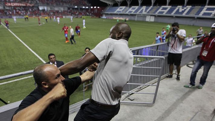 Costa Rica: coinvolto in una rissa il ct della nazionale Wanchope. Ora è a rischio licenziamento, il video dell’alterco  Costa Rica: coinvolto in una rissa il ct della nazionale Wanchope. Ora è a rischio licenziamento, il video dell’alterco