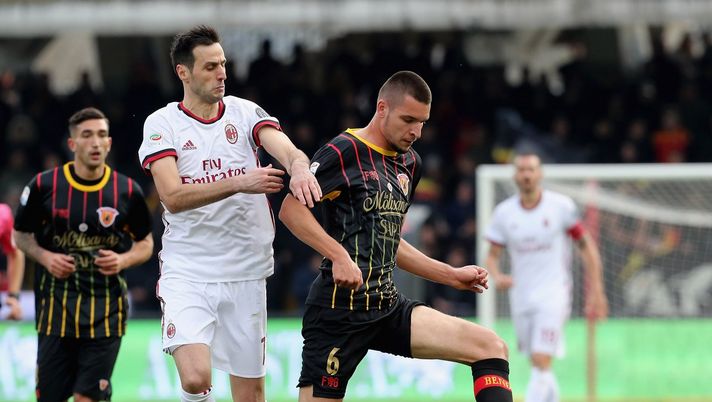 Berat Djimsiti e Nikola Kalinic durante Benevento-Milan (credits: GETTY Images) 