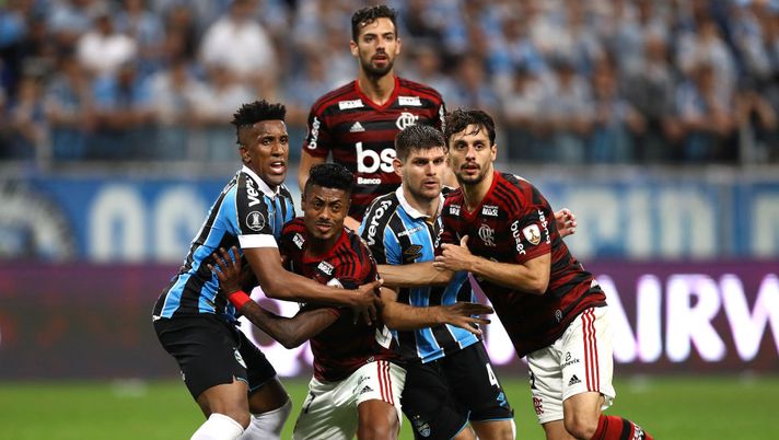 PORTO ALEGRE, BRAZIL - OCTOBER 02: Bruno Henrique of Flamengo struggles with Cortez of Gremio struggles during a semi final first leg match between Gremio and Flamengo as part of Copa CONMEBOL Libertadores 2019 at Arena do Gremio on October 02, 2019 in Porto Alegre, Brazil. (Photo by Buda Mendes/Getty Images) PORTO ALEGRE, BRAZIL - OCTOBER 02: Bruno Henrique of Flamengo struggles with Cortez of Gremio struggles during a semi final first leg match between Gremio and Flamengo as part of Copa CONMEBOL Libertadores 2019 at Arena do Gremio on October 02, 2019 in Porto Alegre, Brazil. (Photo by Buda Mendes/Getty Images)
