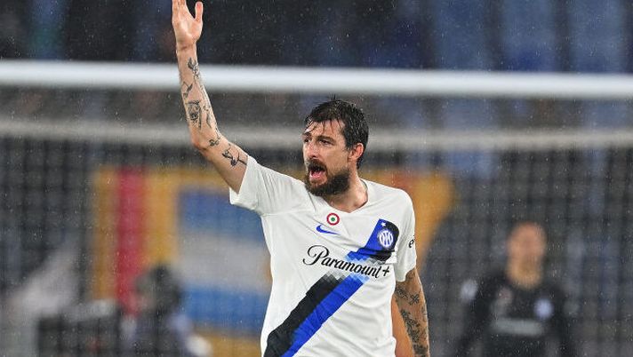 Roma-Inter, la procura Figc apre un’indagine sul dito medio di Acerbi ai tifosi giallorossi - immagine 1