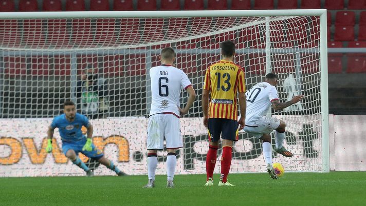 Il rigore del brasiliano João Pedro in Lecce-Cagliari (credits: GETTY Images) 