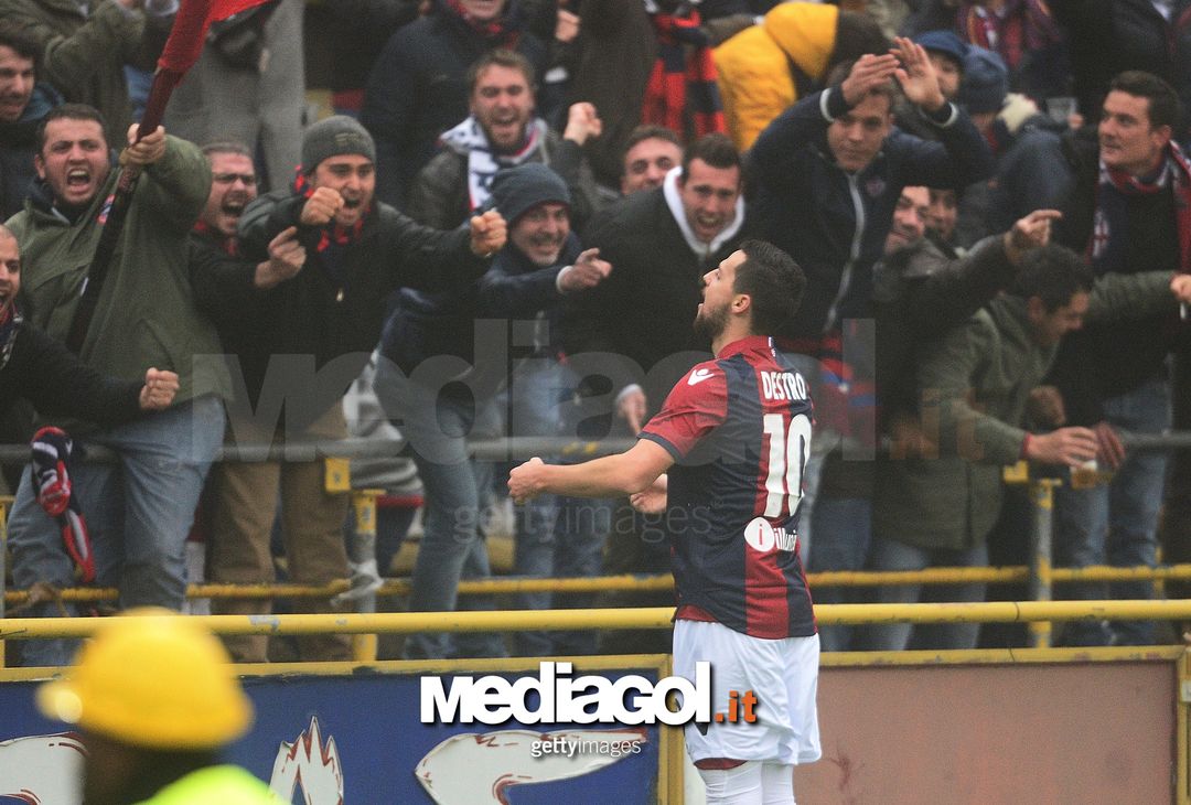  BOLOGNA, ITALY - NOVEMBER 20:  Mattia Destro # 10 of Bologna FC celebrates after scoring his team's first goal during the Serie A match between Bologna FC and US Citta di Palermo at Stadio Renato Dall'Ara on November 20, 2016 in Bologna, Italy.  (Photo by Mario Carlini / Iguana Press/Getty Images) 