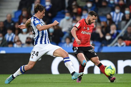 SAN SEBASTIAN, SPAIN - MARCH 13: Luis Rioja of Deportivo Alaves is challenged by Robin Le Normand of Real Sociedad during the LaLiga Santander match between Real Sociedad and Deportivo Alaves at Reale Arena on March 13, 2022 in San Sebastian, Spain. (Photo by Juan Manuel Serrano Arce/Getty Images) Pedullà rilancia un difensore francese per il dopo Milenkovic- immagine 2