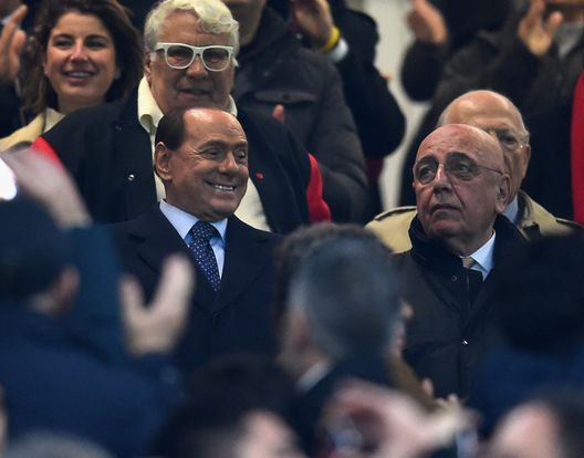 MILAN, ITALY - NOVEMBER 20: President FC Milan Silvio Berlusconi (L) and CEO Adriano Galliani attend prior to the Serie A match between AC Milan and FC Internazionale at Stadio Giuseppe Meazza on November 20, 2016 in Milan, Italy. (Photo by Claudio Villa - Inter/FC Internazionale via Getty Images) Berlusconi ricoverato: passerà la notte in ospedale- immagine 2