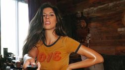 Ines Trocchia fa impazzire i social: passeggia con un abito succinto senza reggiseno